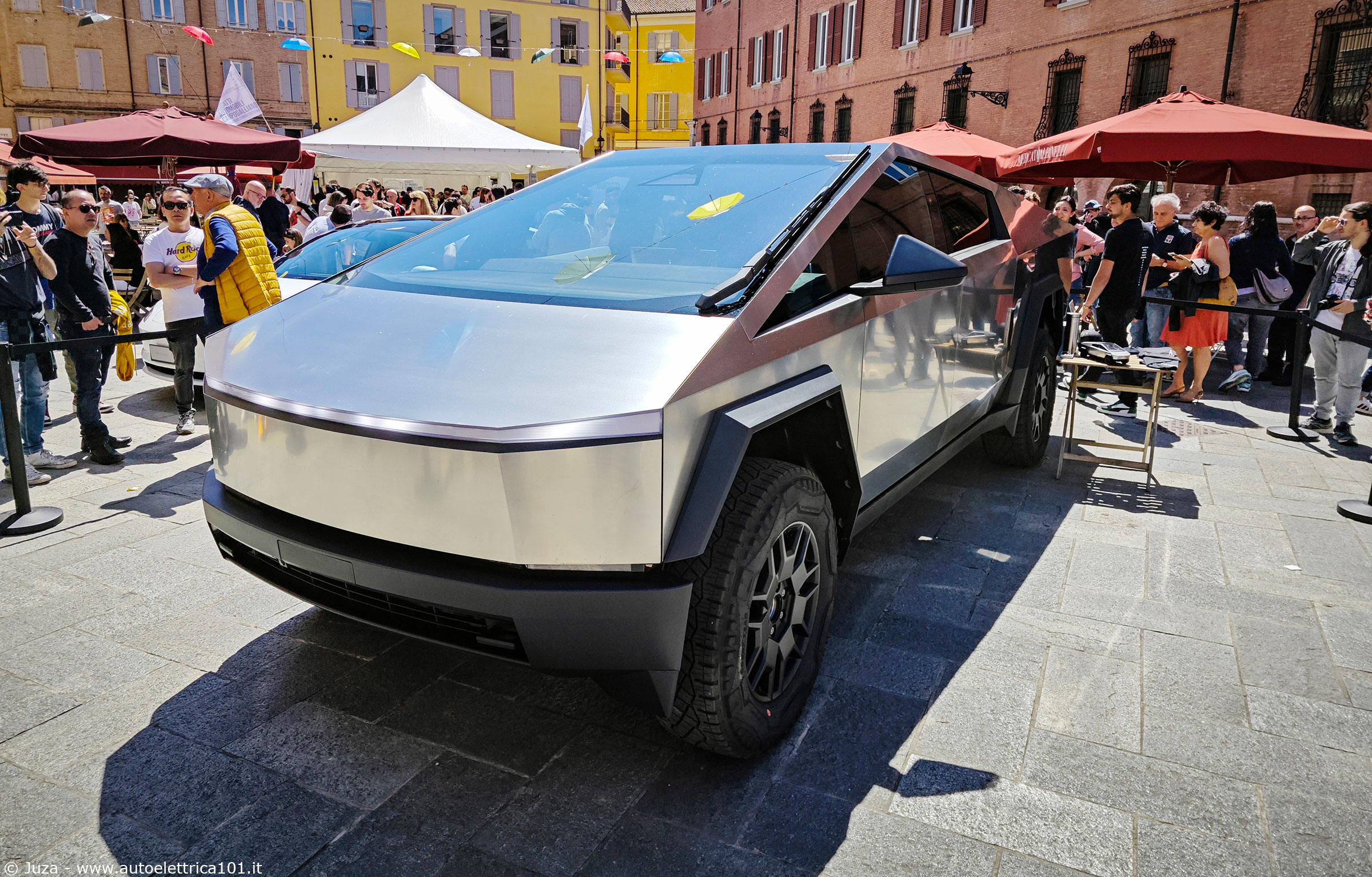 Tesla Cybertruck dal vivo