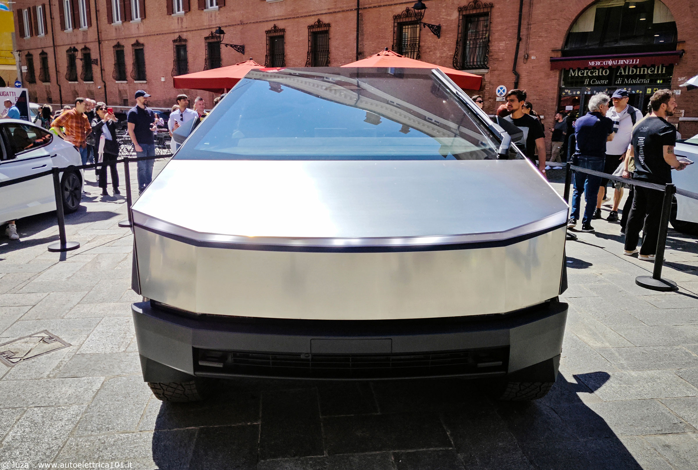 Tesla Cybertruck dal vivo