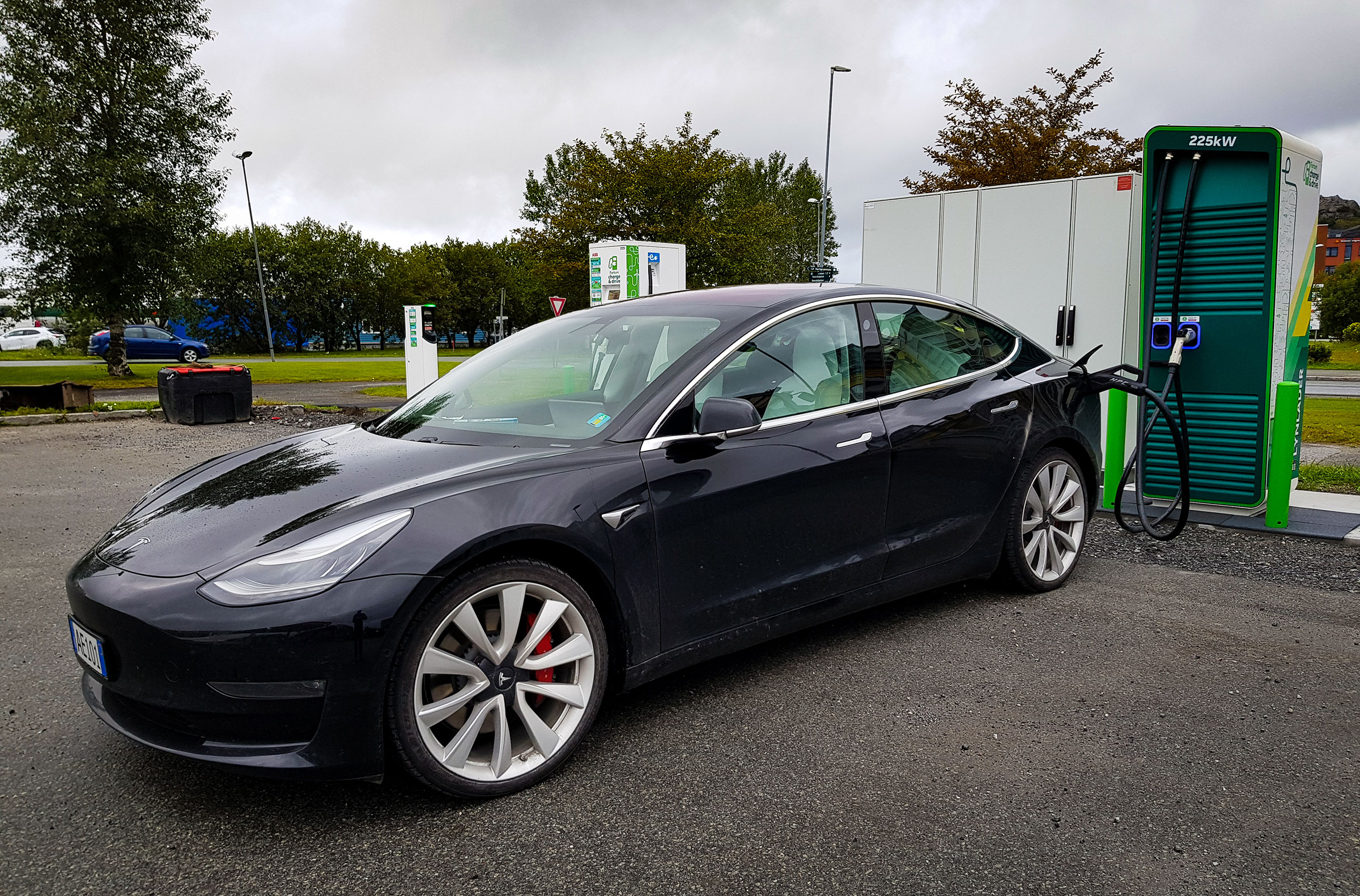 Tesla Model 3, ricarica colonnina Fortum 225kW