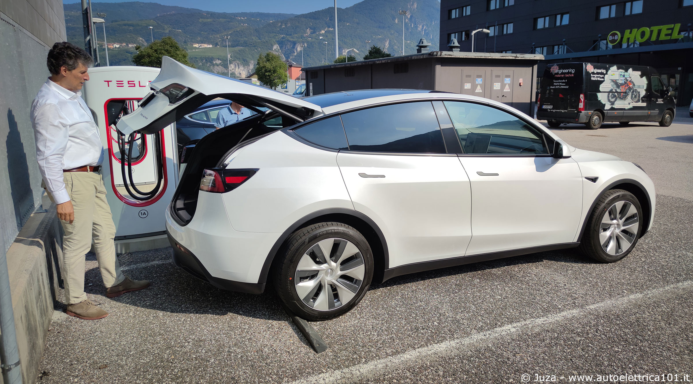 Tesla Model Y, apertura bagagliaio