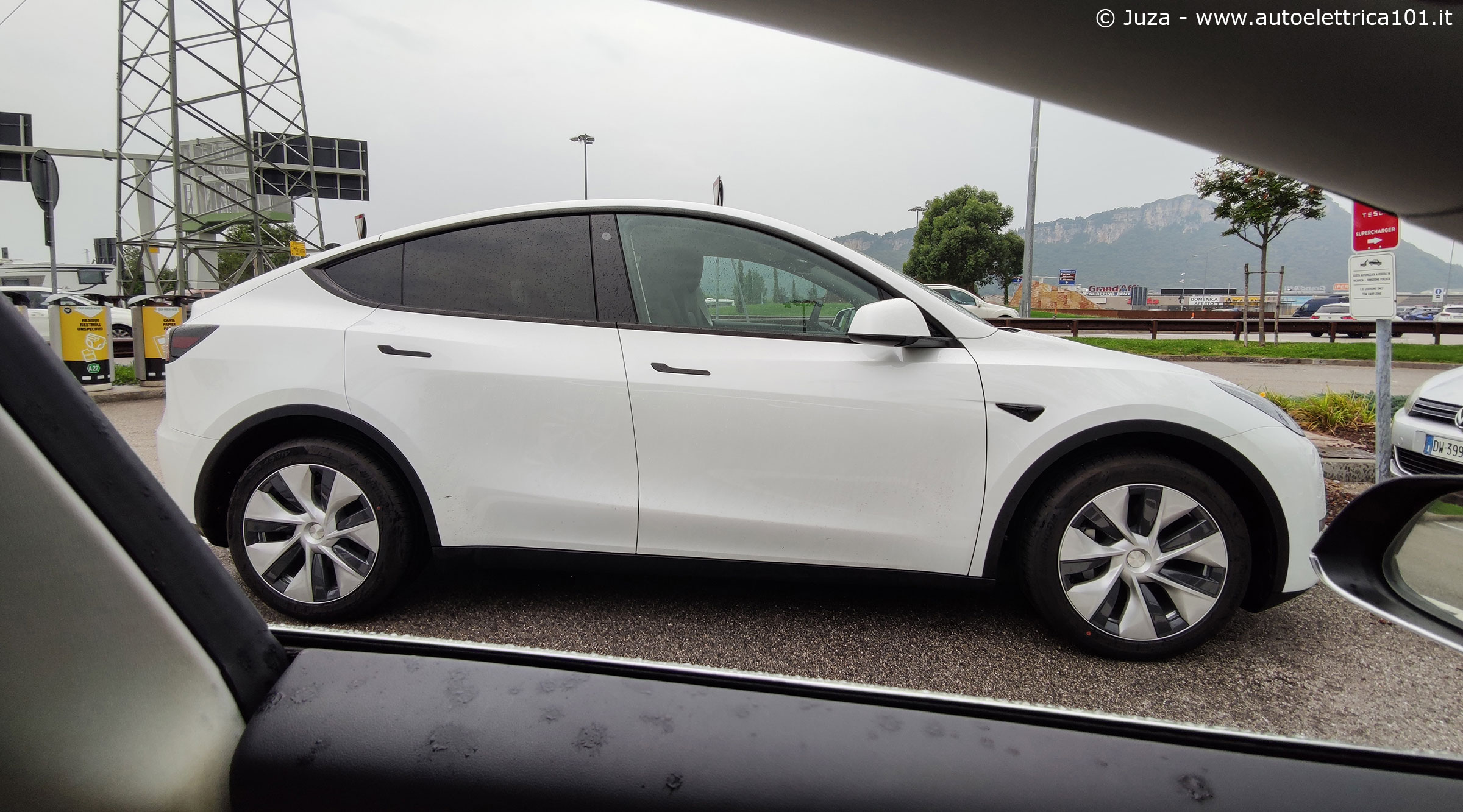 Tesla Model Y, vista laterale