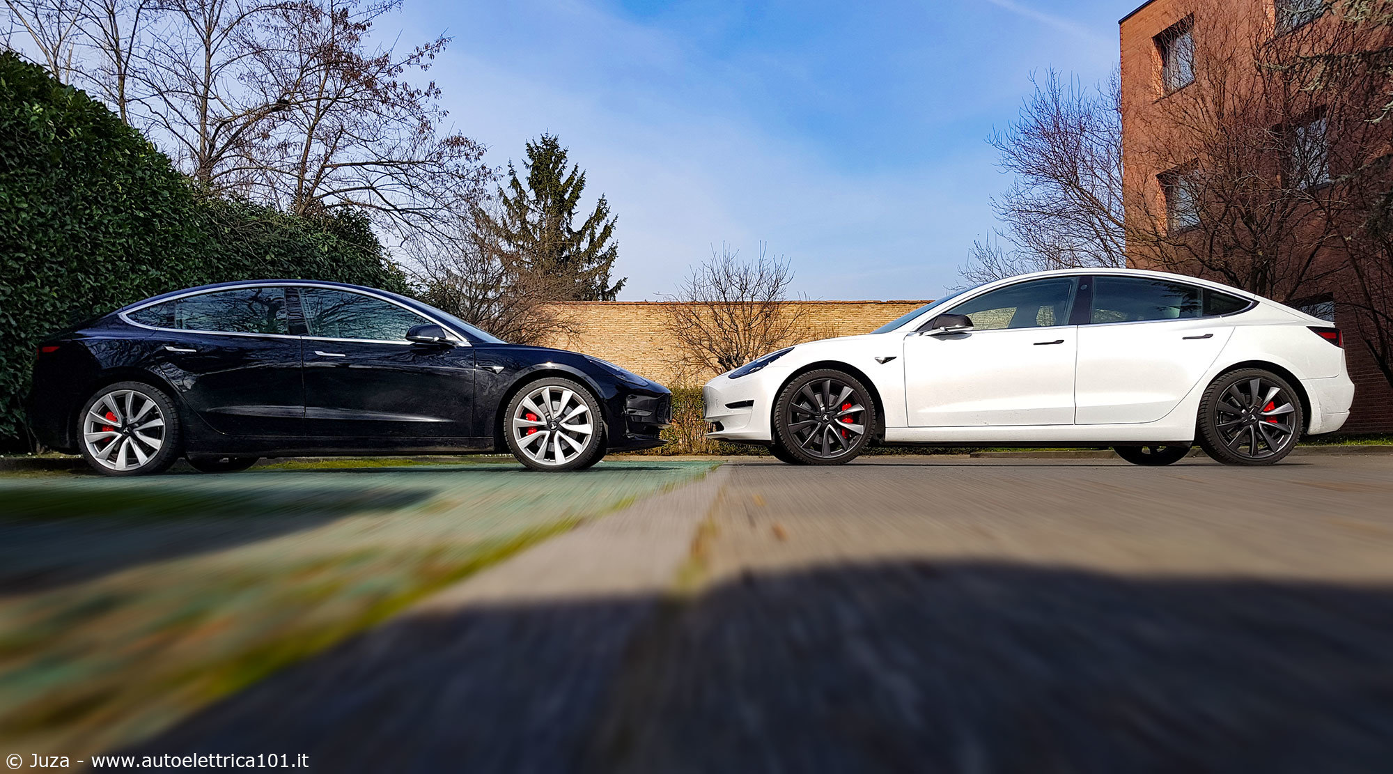 
Tesla bianca VS Tesla Nera
