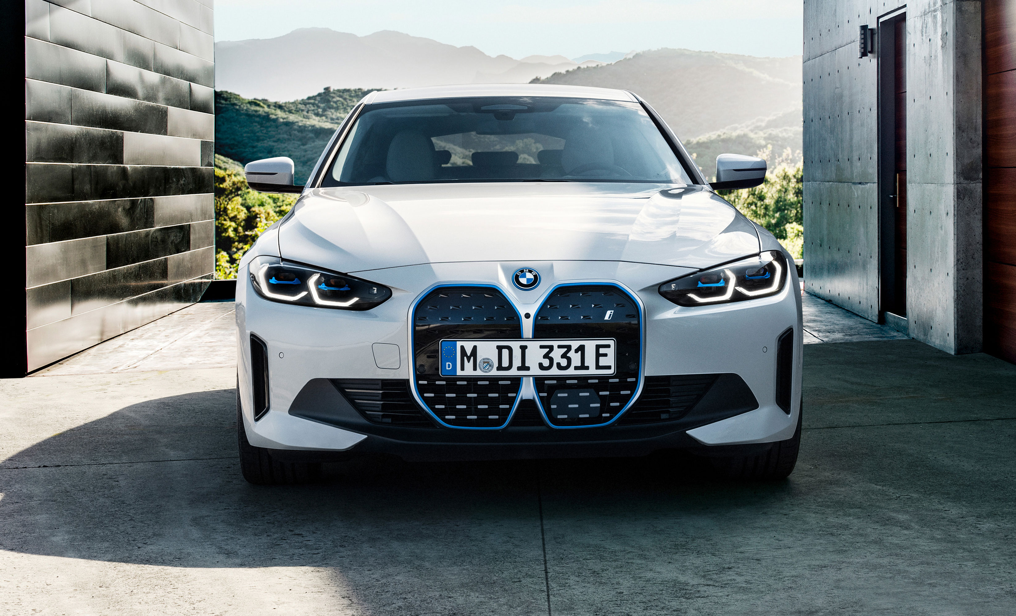 BMW i4, vista frontale