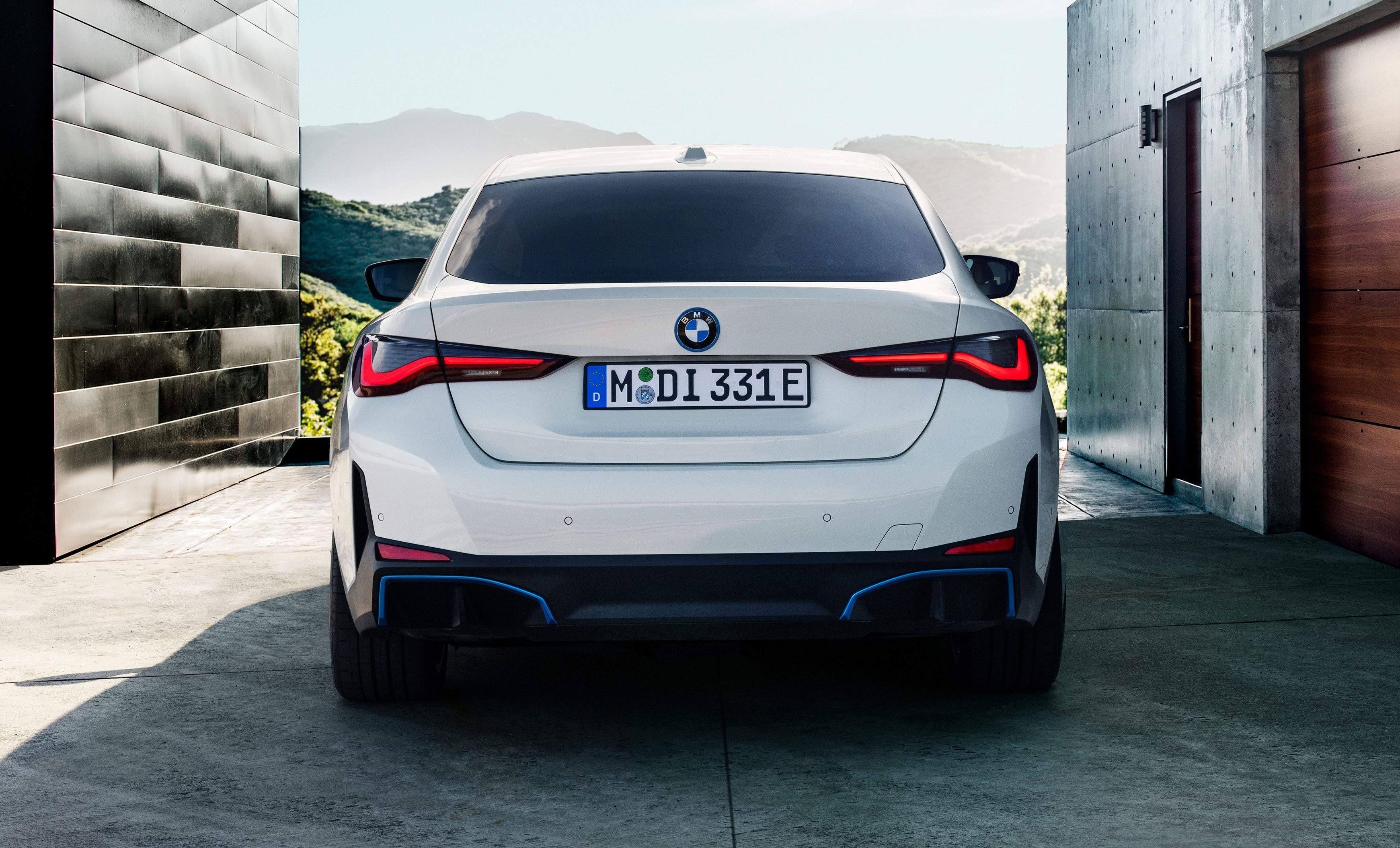 BMW i4, vista posteriore