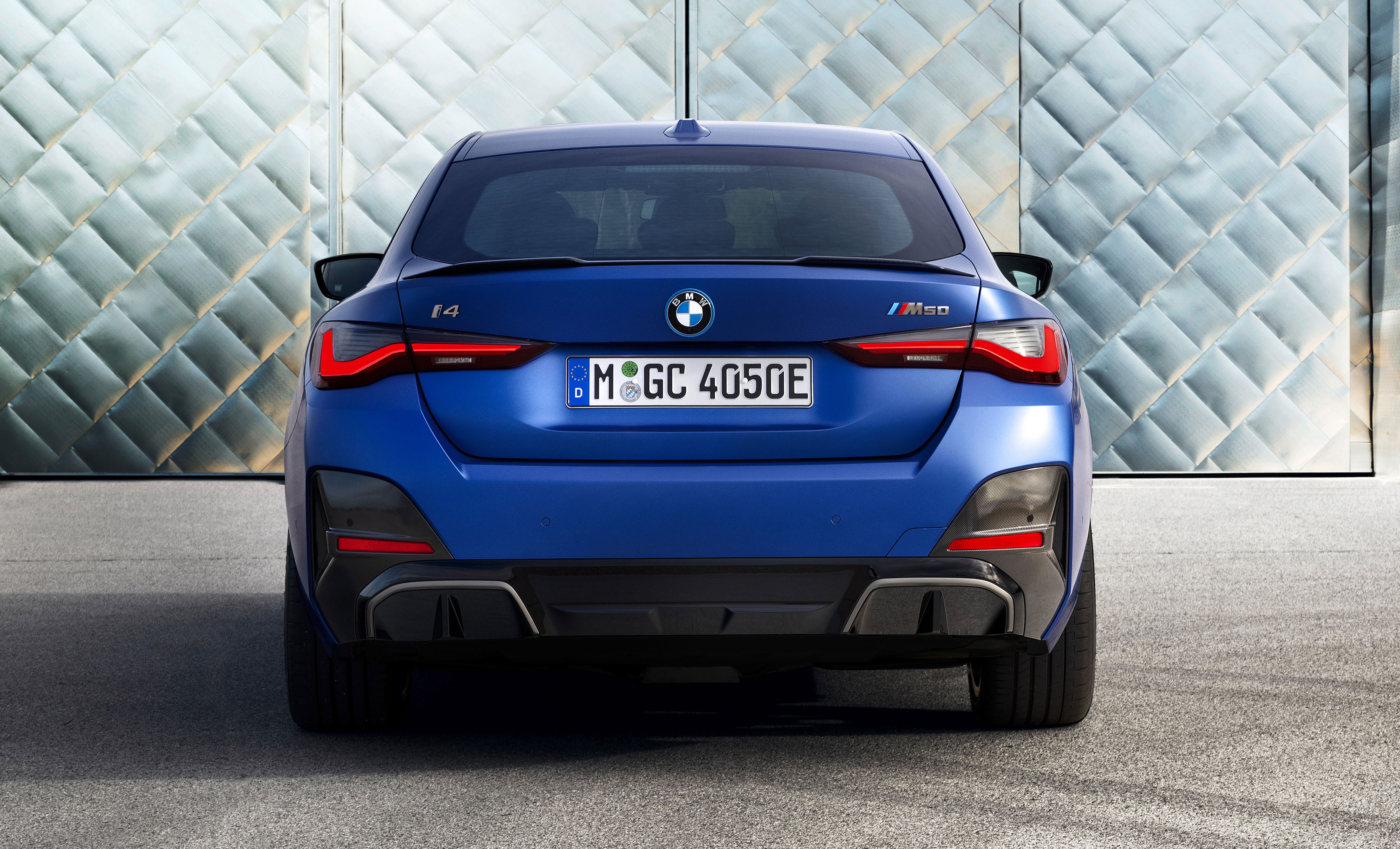 BMW i4, vista posteriore