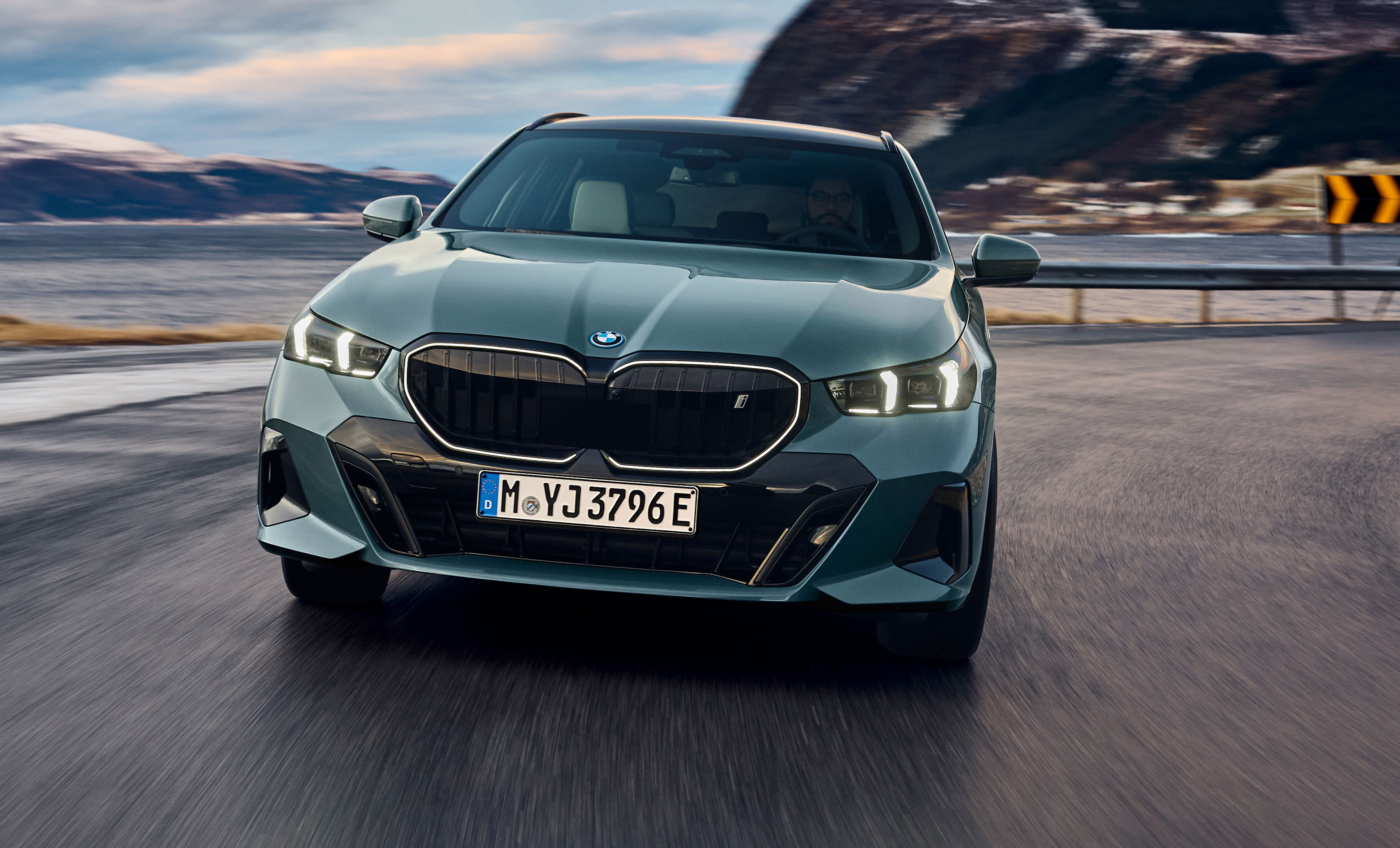 BMW i5 Touring, vista frontale