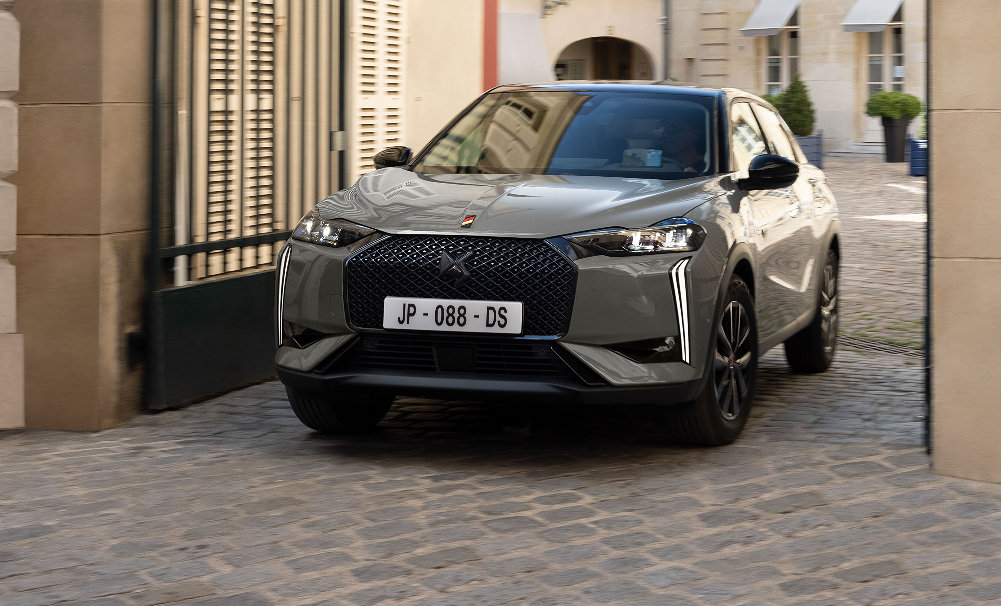 DS DS3 Crossback e-Tense 2023, vista frontale