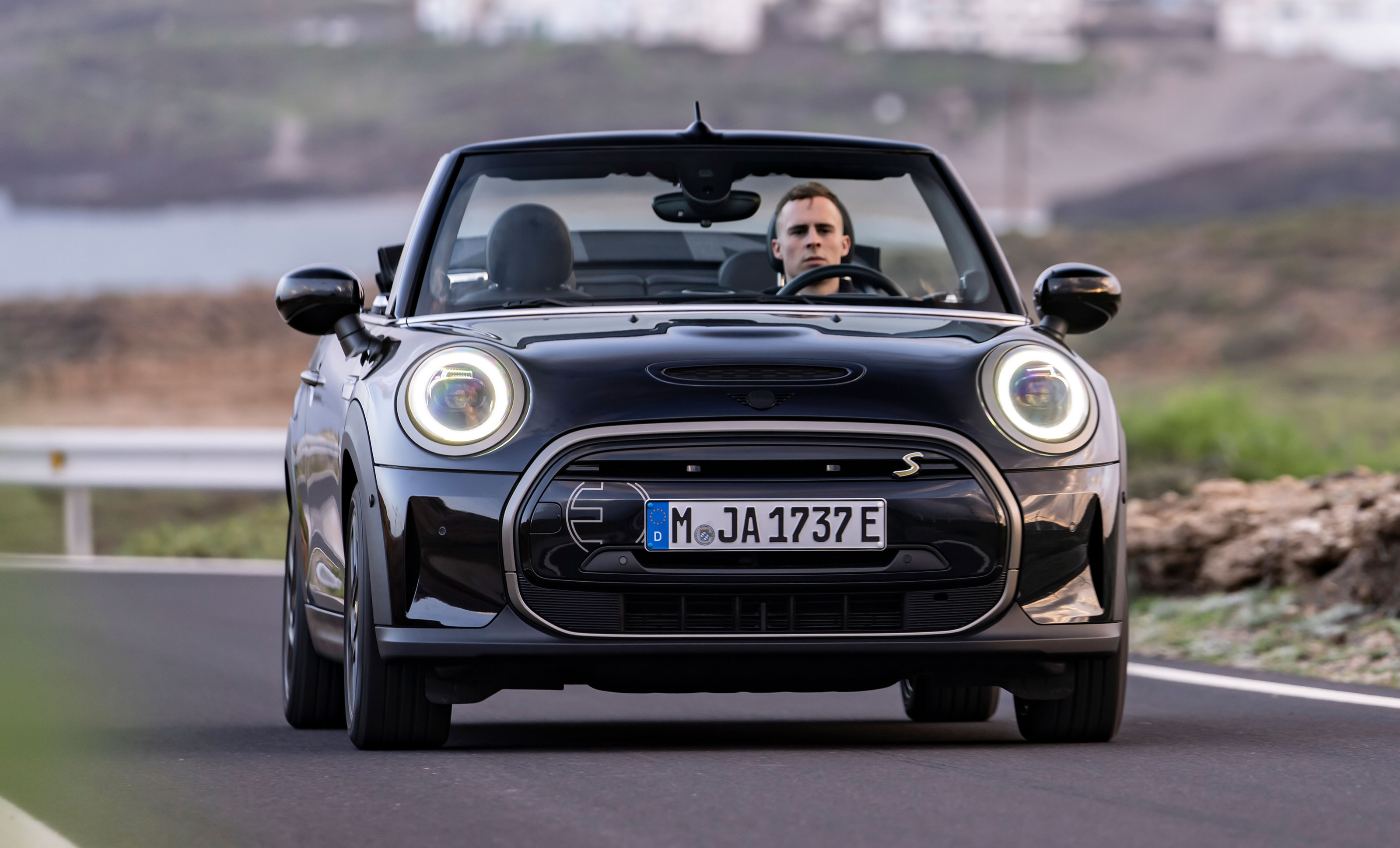 Mini Cooper SE, vista frontale